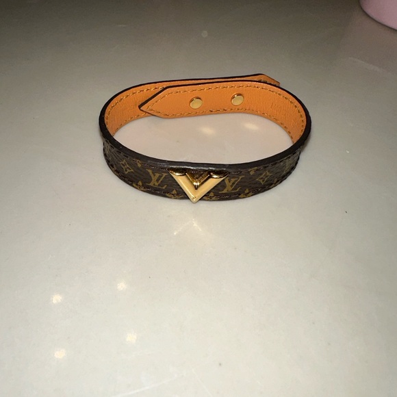 Authentic Louis Vuitton Essential V Bracelet - Picture 4 of 6